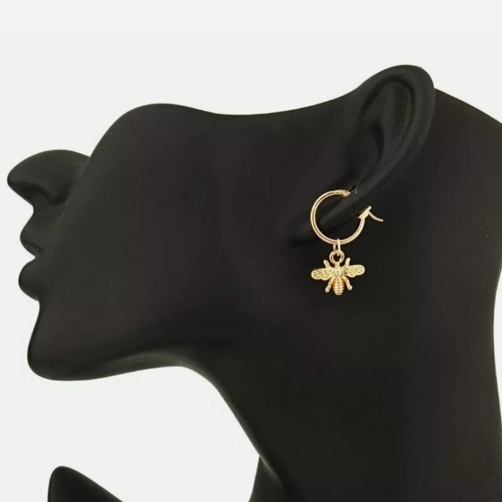 Brand New 18k Bee 🐝 beautiful Gold Stud Earrings - Picture 7 of 9